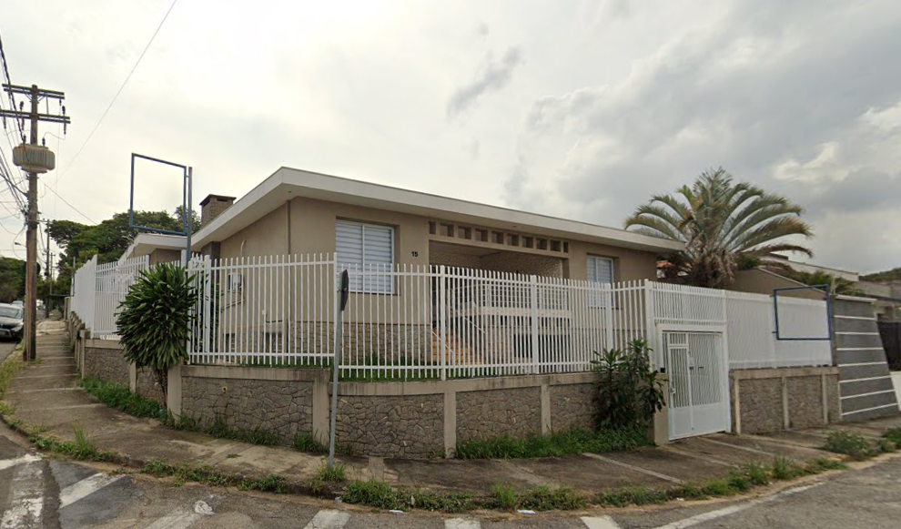 Imagem de fachada nova unidade Estância Morro Grande Sorocaba. Casa de esquina com grades e portões brancos ao redor.